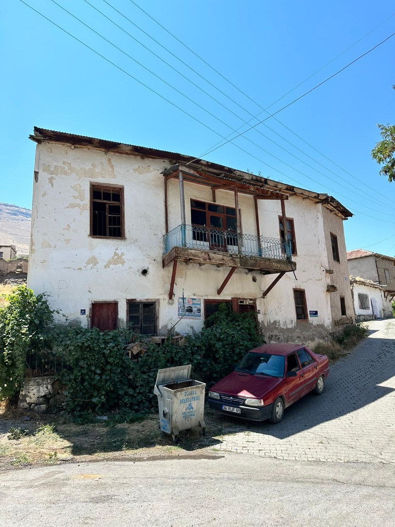 KAYSERİ DEVELİ ZİLE MAHALLESİ KÖYİÇİ MEVKİİNDE SATILIK KARGİR EV